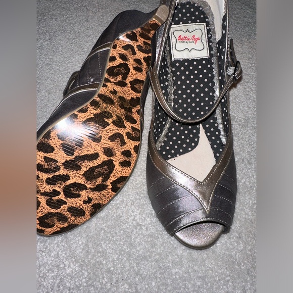 Bettie Page size 9 silver 2” heels - Picture 3 of 4